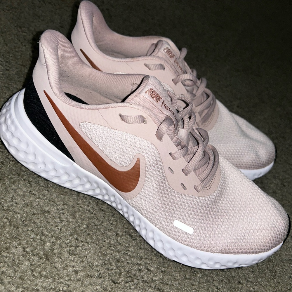 Women Nike Revolution 5 Running Shoes| Size 9 women’s| Pink & Rose Gold